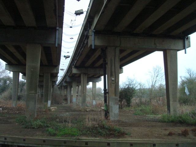 File:Underneath Wolvercote Viaduct.jpg