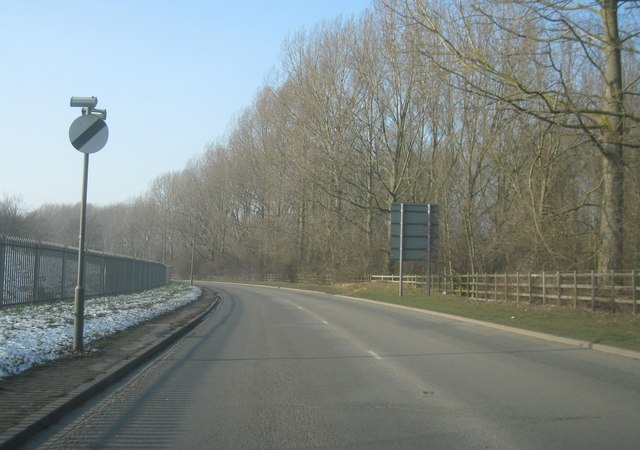 File:Stanwell Road north of Wraysbury reservoir - Geograph - 2800420.jpg