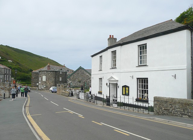 File:The Manor House Hotel, Boscastle - Geograph - 1327354.jpg