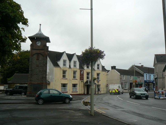 File:War Memorial Tower, Hirwaun - Geograph - 604753.jpg