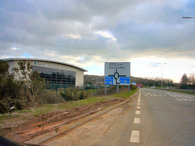 File:J34 M4 Roundabout - Geograph - 349788.jpg