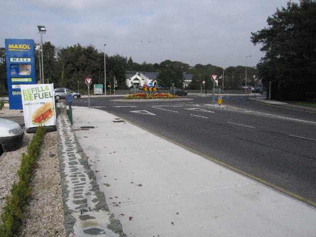 File:Facilities on the roundabout - Geograph - 2111491.jpg