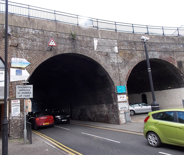 File:Railway viaduct, Goswell Road, Windsor - Geograph - 3599890.jpg