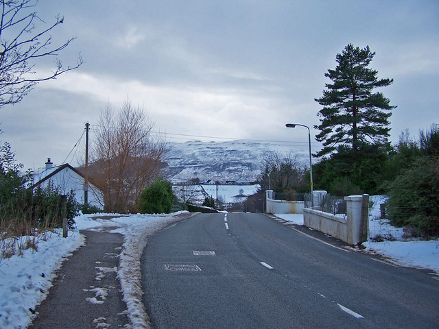 File:A855 enters Portree - Geograph - 1156266.jpg