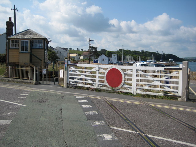 File:Level crossing at Instow - Geograph - 1355633.jpg