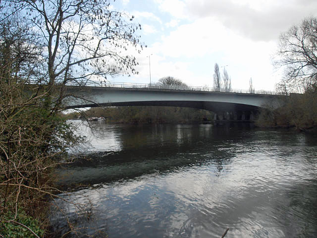 File:Bray Bridge river view