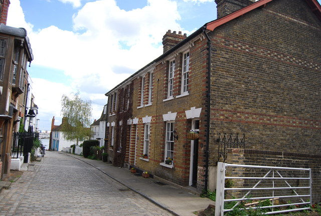 File:High St, Upper Upnor - Geograph - 3025393.jpg