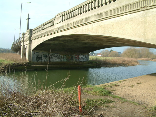 File:Road bridge over the Chelmer and Blackwater Navigation - Geograph - 4350229.jpg
