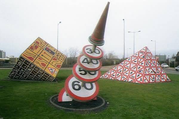 File:Cardiff road sign sculpture 8 - Coppermine - 632.jpg