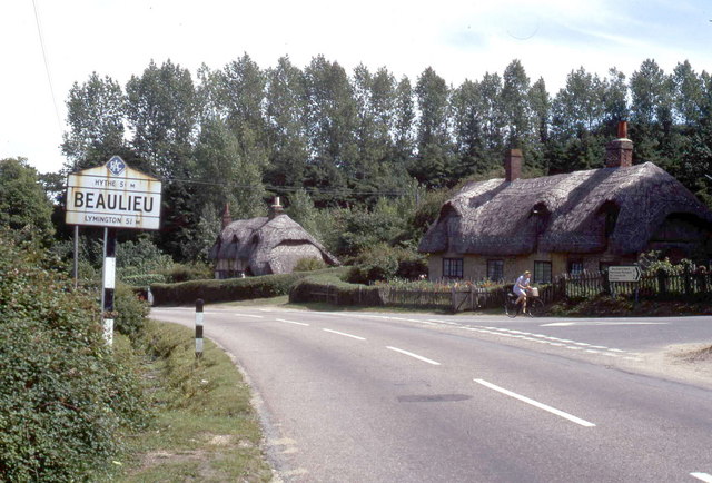 File:Entering Beaulieu from the south - Geograph - 1393153.jpg