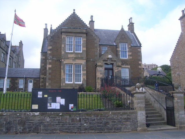File:Stromness Town House with Orkney flag flying - Geograph - 950697.jpg