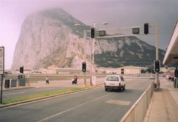 File:Gibraltar crossroads traffic signals - Coppermine - 1191.jpg