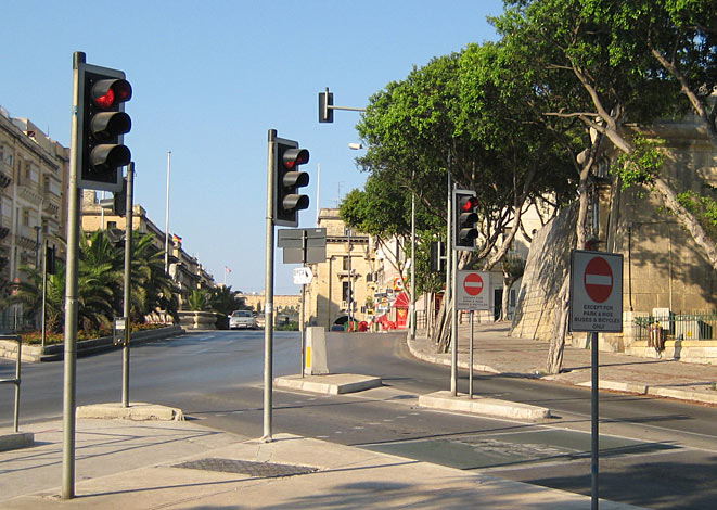 File:Advance bike lane at traffic lights, Valletta, Malta - Coppermine - 18955.jpg