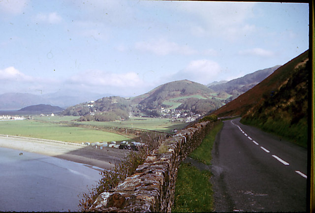 File:South end of Fairbourne beach from coast road - Geograph - 635114.jpg