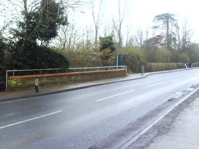 File:Bridge parapet on London Road in the... (C) Roger Templeman - Geograph - 2270892.jpg