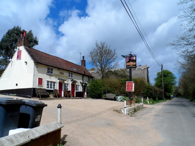 File:Moon and Stars pub - Geograph - 3445397.jpg