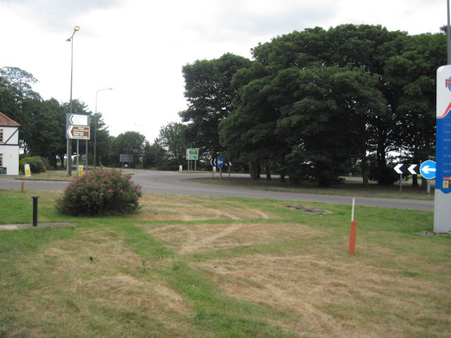 File:Ulceby Cross roundabout - Geograph - 1961091.jpg