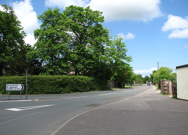 File:View north along Ludham Road (A1062) - Geograph - 806297.jpg