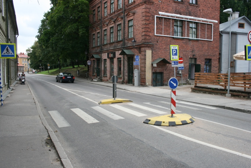 File:Pedestrian crossing - Coppermine - 15096.JPG