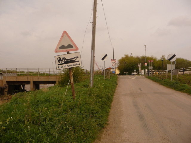 File:Barrow Haven- approaching the level crossing - Geograph - 1293419.jpg