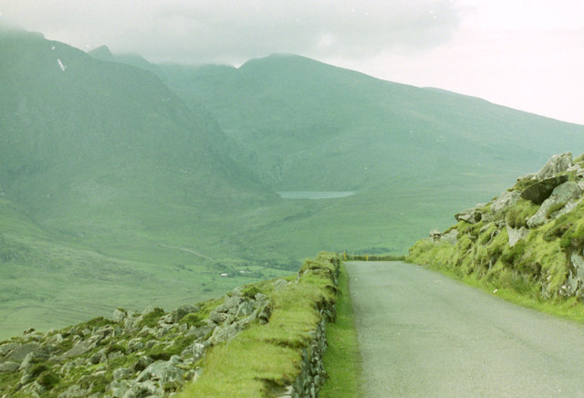 File:Conor Hill Road takes a sharp right - Geograph - 3312360.jpg
