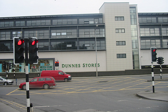 File:Striped modern traffic lights, Drogheda, Louth - Coppermine - 10513.jpg