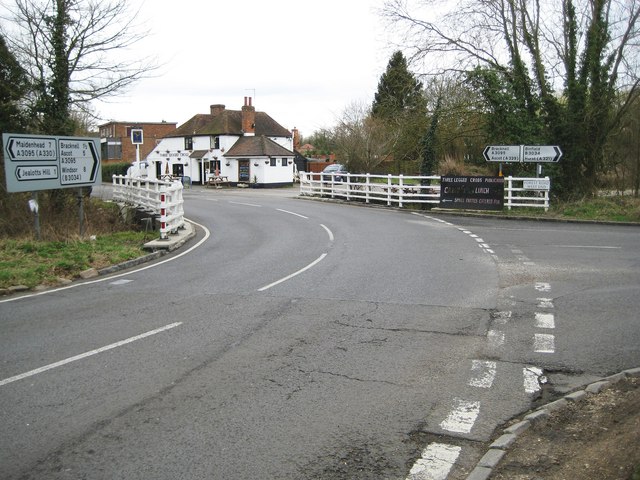 File:Warfield- Bott Bridge - Geograph - 1212889.jpg