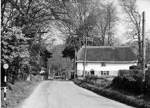 File:Entering Piddletrenthide from Puddletown - Geograph - 1742963.jpg