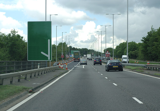 File:A404 approaching Handy Cross - Coppermine - 12860.jpg