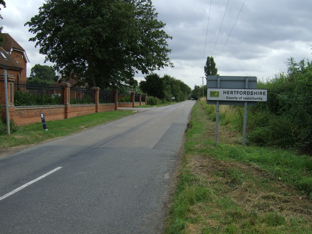File:Entering Hertfordshire near Hinxworth - Geograph - 3097810.jpg