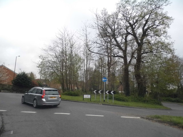 File:Ridley's Corner Roundabout, Pound Hill - Geograph - 4448403.jpg