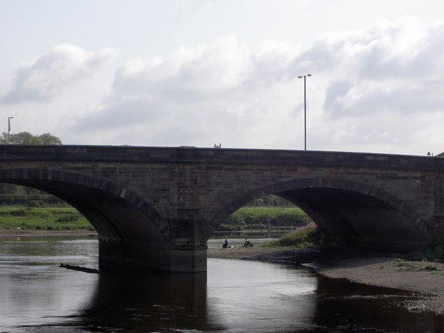 File:Walton Bridge, with fishermen beyond - Geograph - 557152.jpg