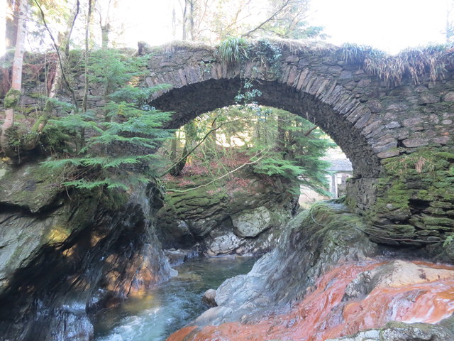 File:Rumbling Bridge over the Little Eachaig River - Geograph - 4844762.jpg