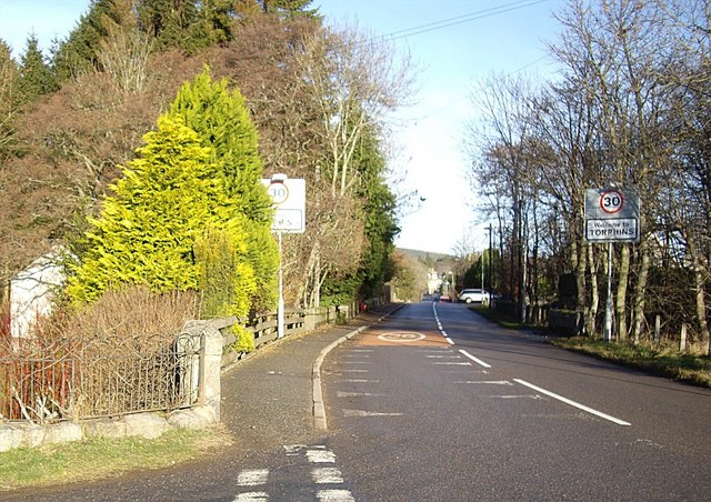 File:Entry to Torphins from the south - Geograph - 1059810.jpg