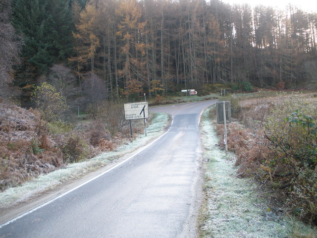 File:Road junction the B839 with the B828 - Geograph - 1572857.jpg