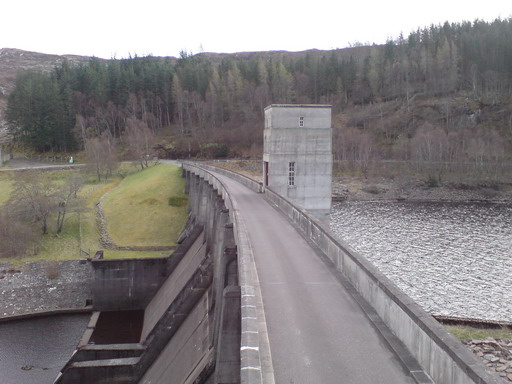 File:Loch Meig dam - Geograph - 395976.jpg