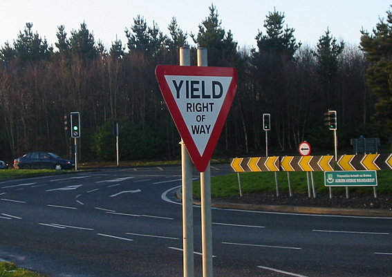 File:Auburn Avenue Roundabout, Castleknock, Fingal, Dublin - Coppermine - 10500.jpg