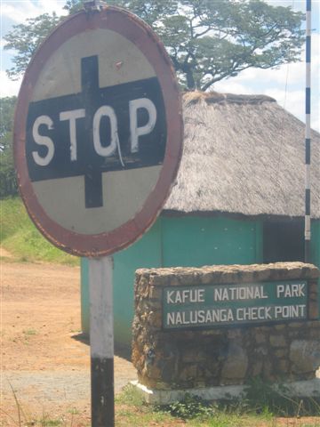 File:Zambian 'STOP' sign - Coppermine - 11837.jpg