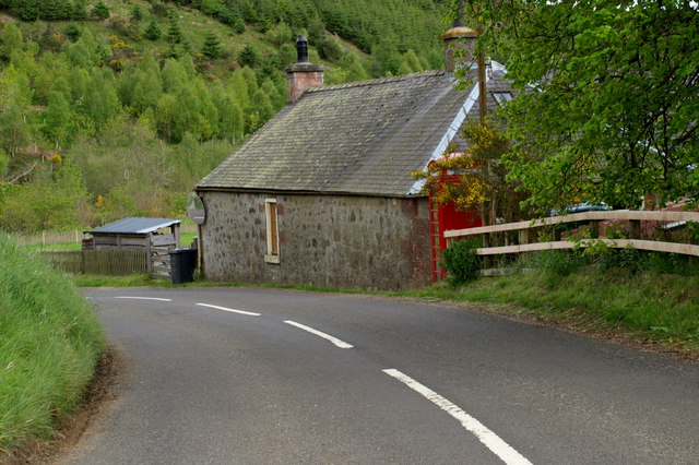 File:Telephone Box at Dykend - Geograph - 1326490.jpg