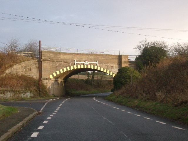 File:Old Railway Bridge nr Clackmannan - Geograph - 85413.jpg