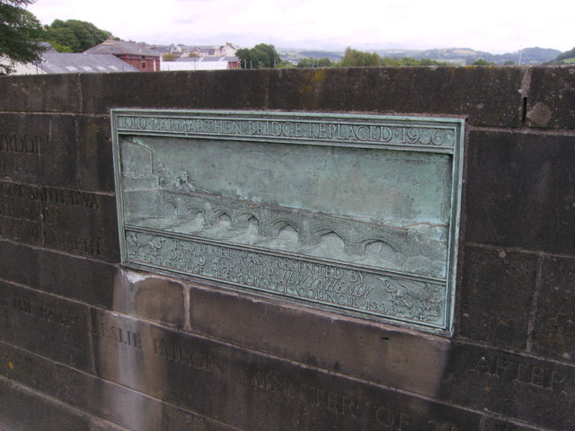 File:Plaque commemorating Carmarthen Bridge - Geograph - 3007425.jpg