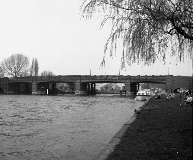 File:Walton Bridge, River Thames- 1982 - Geograph - 619325.jpg