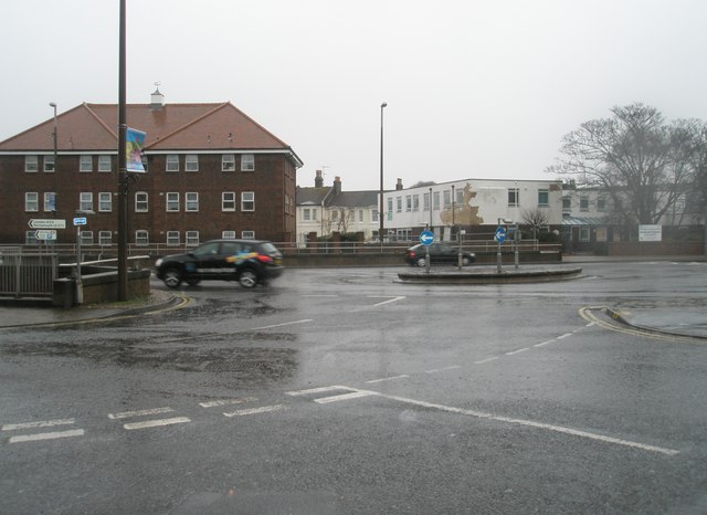 File:Roundabout in Chapel Road - Geograph - 1715429.jpg