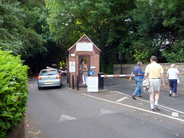 File:Toll booth, Whitchurch-on-Thames, Berkshire - Geograph - 1720995.jpg