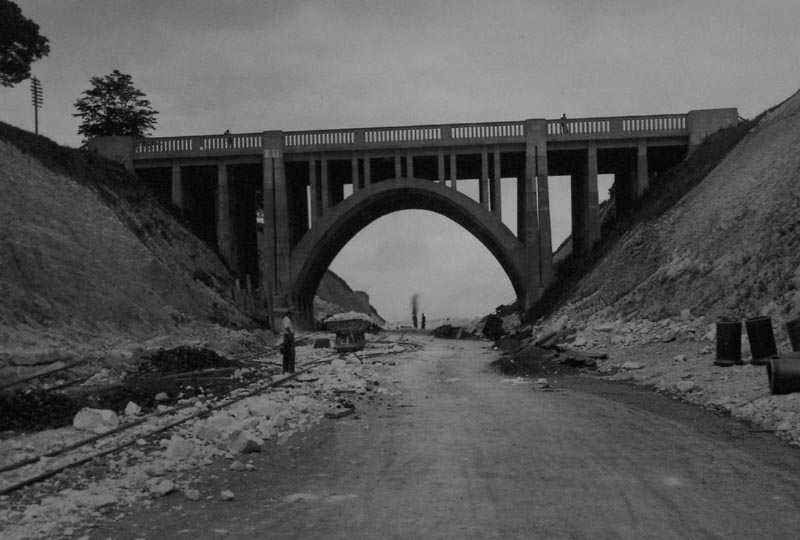 File:Parabolic-arch-concrete-bridge-carrying-alresford-road-over-winchester-bypass.jpg