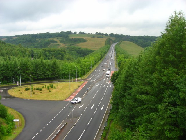 File:Trunk road by-passing Kilgetty.jpg