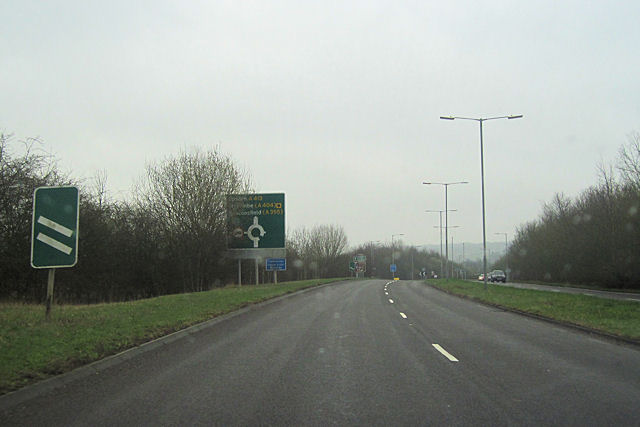 File:A413 approaching Shardeloes roundabout (C) John Firth - Geograph - 2862255.jpg
