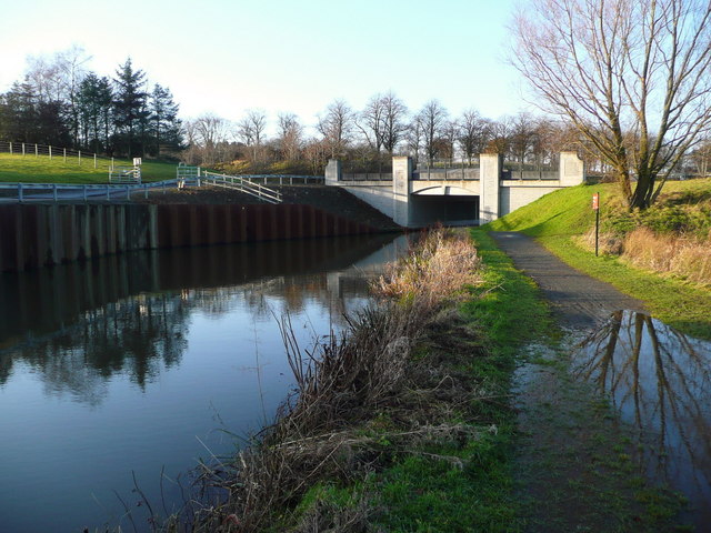 File:The A810 bridge over the Union Canal - Geograph - 1085386.jpg