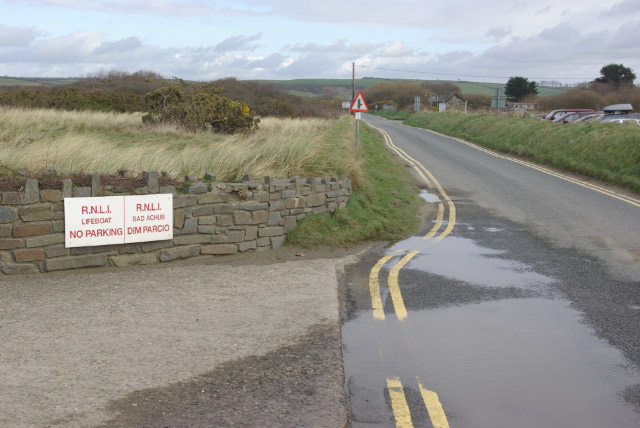 File:Road to Poppit Sands - Geograph - 743904.jpg