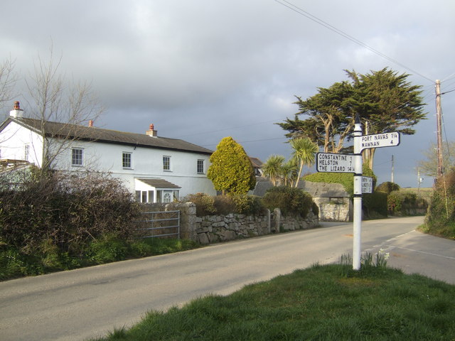 File:Cottages by High Cross junction - Geograph - 371044.jpg